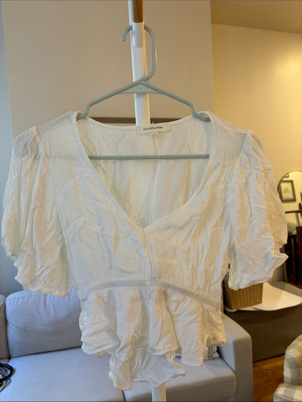 GRACE & HAZEL White Crinkle V-Neck Peplum Top